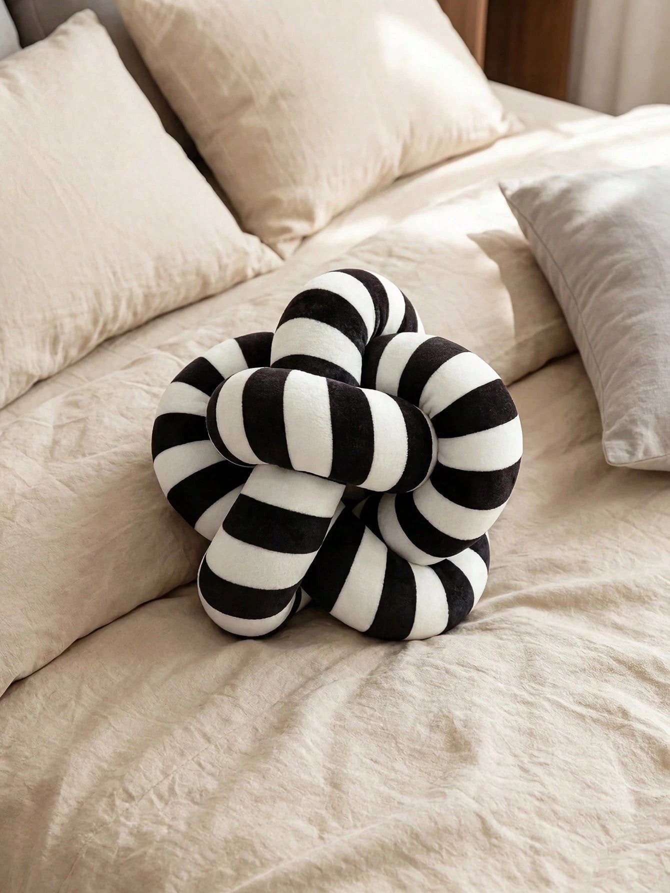 1pc Classic Black & White Striped Knotted Throw Pillow, Minimalist Ins Style Creative Ball Shaped Sofa Cushion, Suitable For Bedroom & Living Room Decor, Handmade Knitted, 3 Size Options