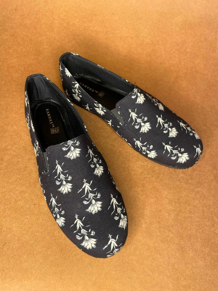 Black Traditional Butta Moccasins