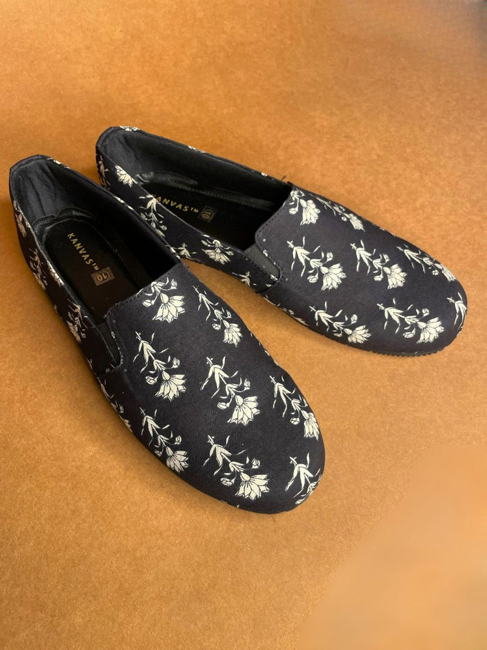 Black Traditional Butta Moccasins