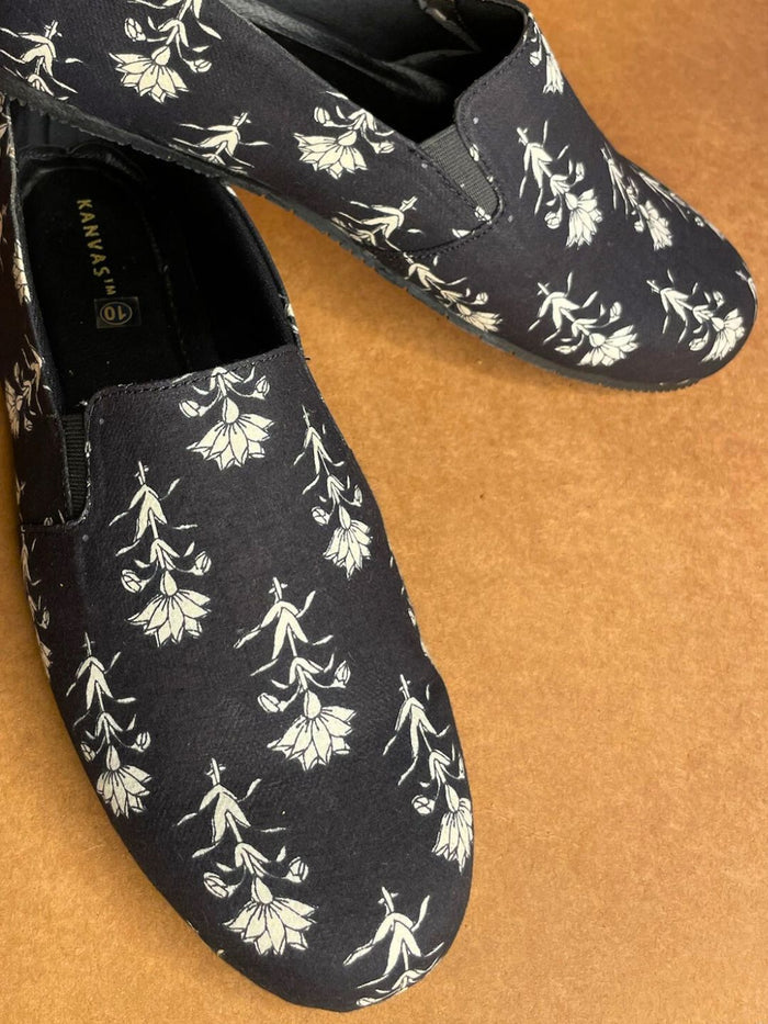Black Traditional Butta Moccasins