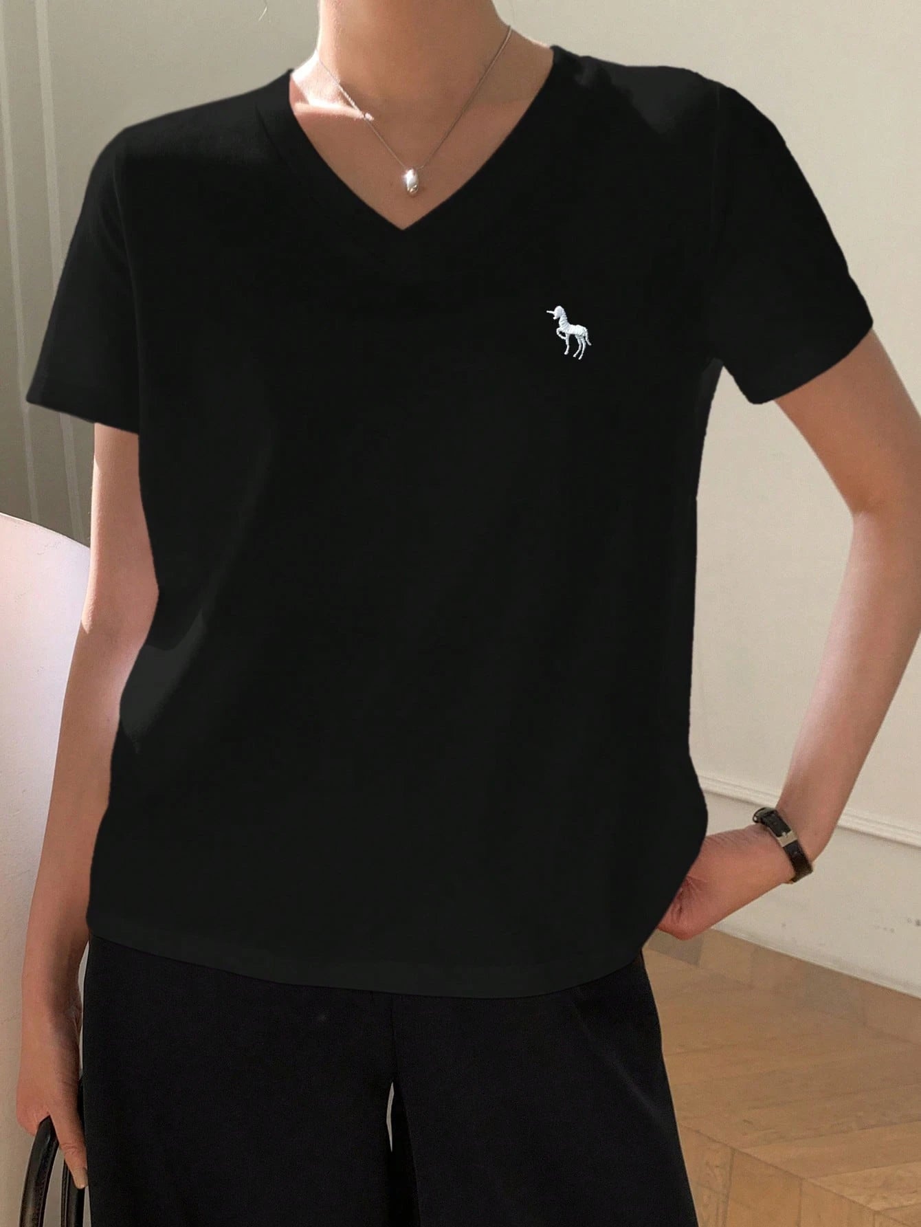 DAZY Women's V-Neck Embroidered Casual Shortsleeve T-Shirt