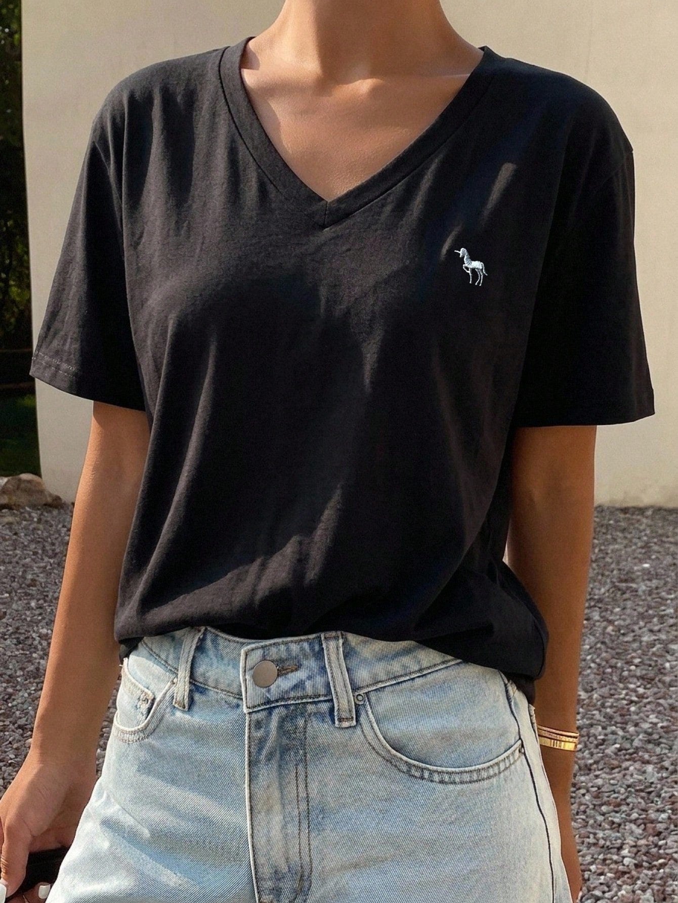DAZY Women's V-Neck Embroidered Casual Shortsleeve T-Shirt