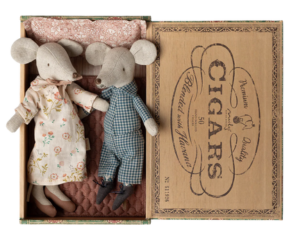Grandma and grandpa mice in cigarbox