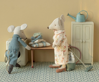 Grandma and grandpa mice in cigarbox