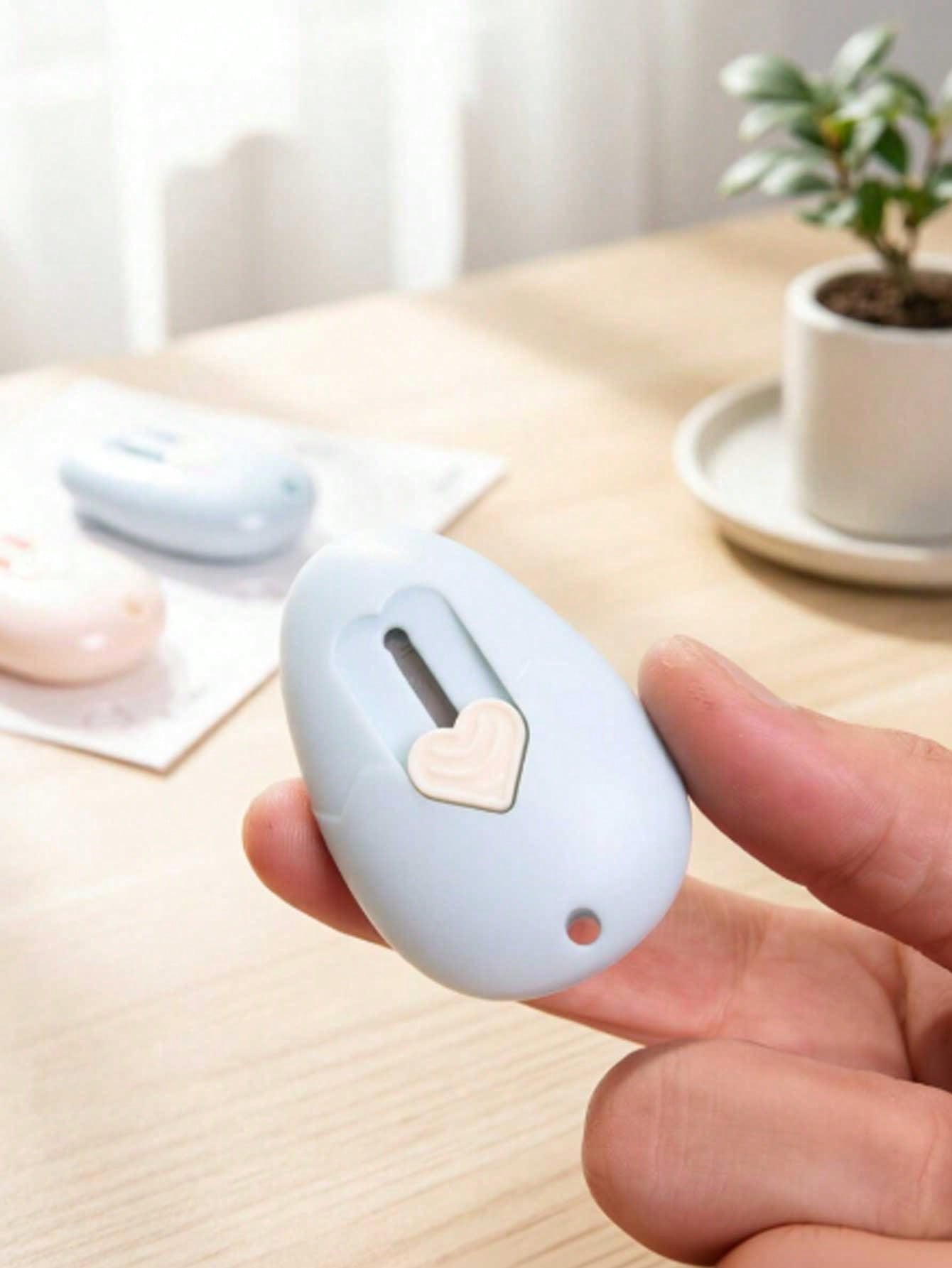 This Mini Portable Craft Knife Has A Cute Design And Wide Range Of Uses, Making It An Ideal Choice For Opening Packages, Cutting Paper And Creating Scrapbooks. Not Only Is It Stylish In Appearance, Bu
