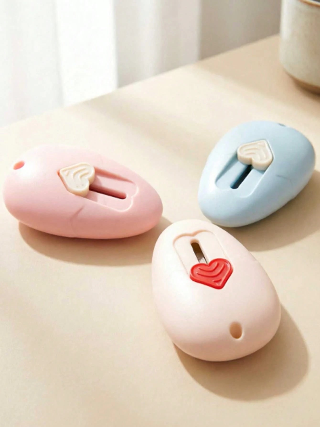 This Mini Portable Craft Knife Has A Cute Design And Wide Range Of Uses, Making It An Ideal Choice For Opening Packages, Cutting Paper And Creating Scrapbooks. Not Only Is It Stylish In Appearance, Bu