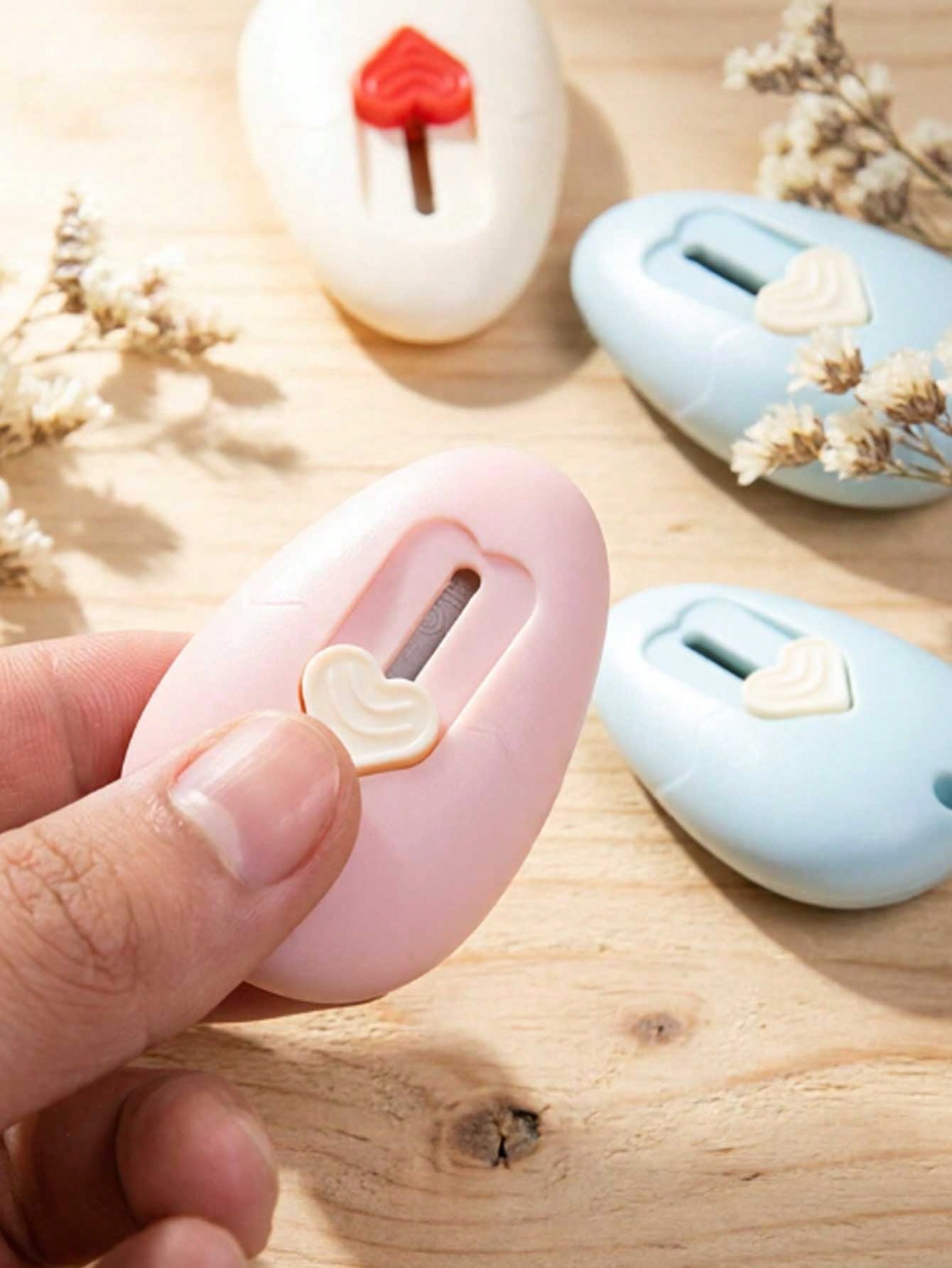This Mini Portable Craft Knife Has A Cute Design And Wide Range Of Uses, Making It An Ideal Choice For Opening Packages, Cutting Paper And Creating Scrapbooks. Not Only Is It Stylish In Appearance, Bu