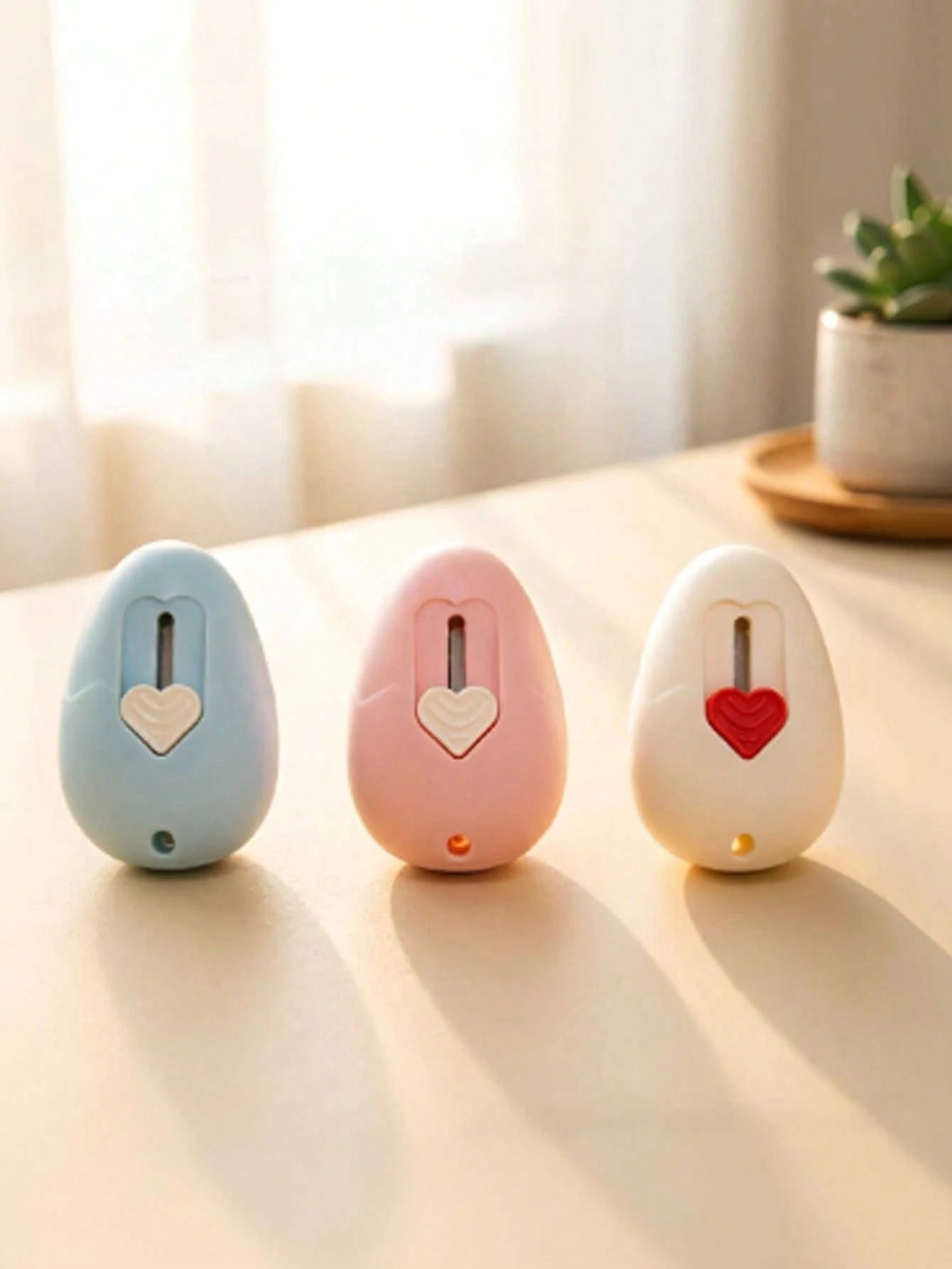This Mini Portable Craft Knife Has A Cute Design And Wide Range Of Uses, Making It An Ideal Choice For Opening Packages, Cutting Paper And Creating Scrapbooks. Not Only Is It Stylish In Appearance, Bu