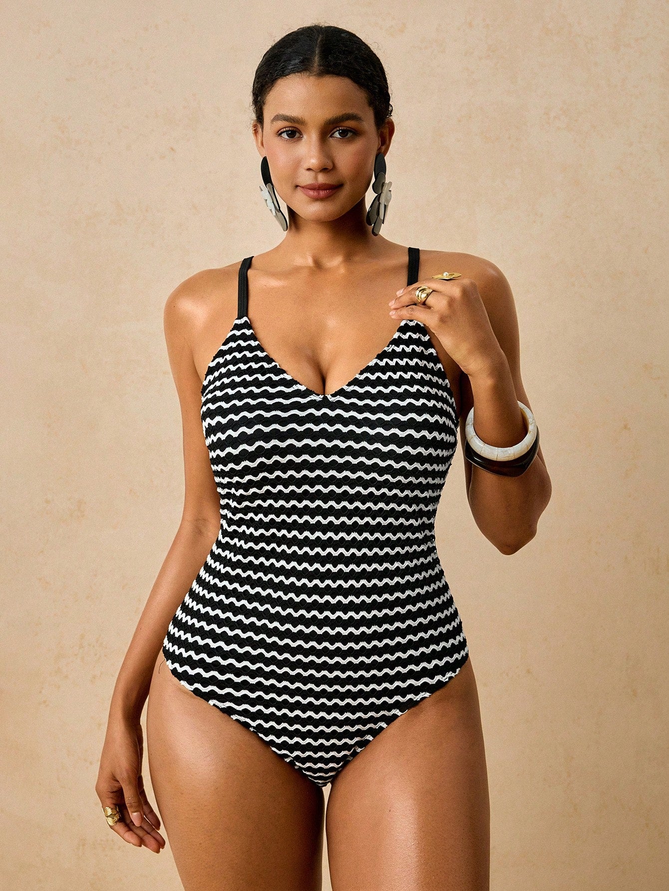 Travachic Plus Size Women's Back Bow White One-Piece Swimsuit, Sexy Beach Party Partywear Vacation, Tropical Style Bathing Suit Summer