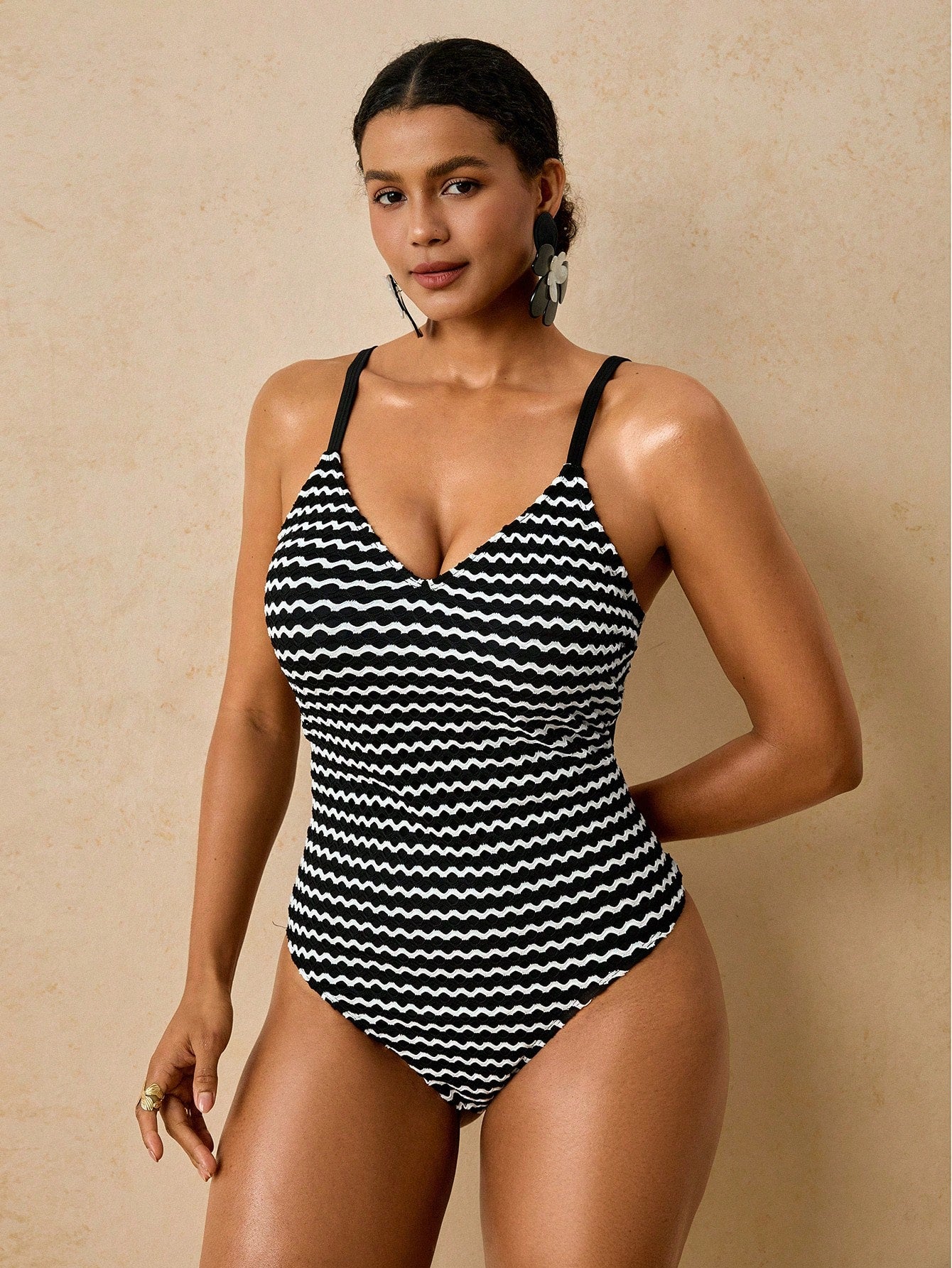 Travachic Plus Size Women's Back Bow White One-Piece Swimsuit, Sexy Beach Party Partywear Vacation, Tropical Style Bathing Suit Summer